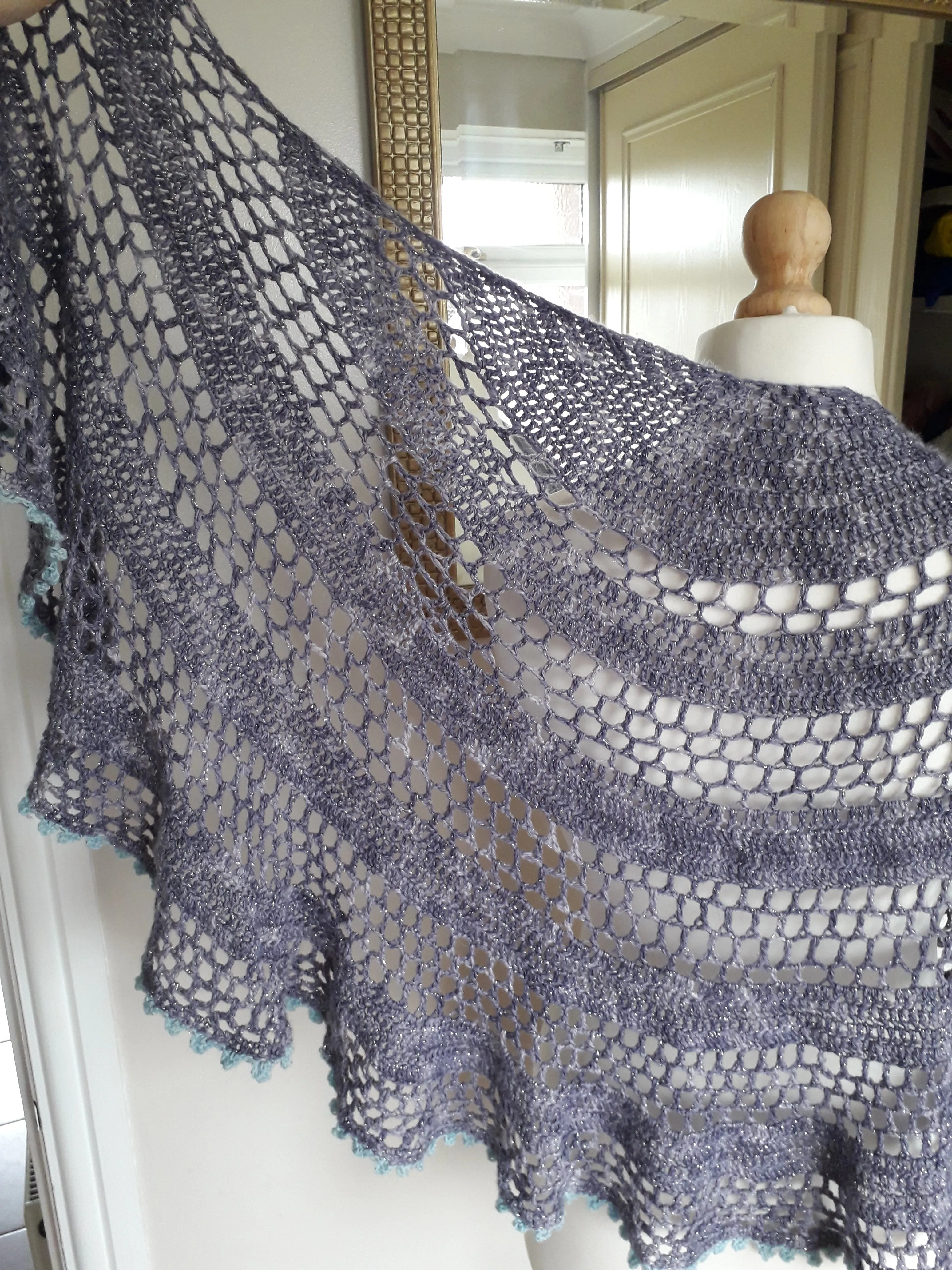 Half circle crochet shawl pattern - Daphne