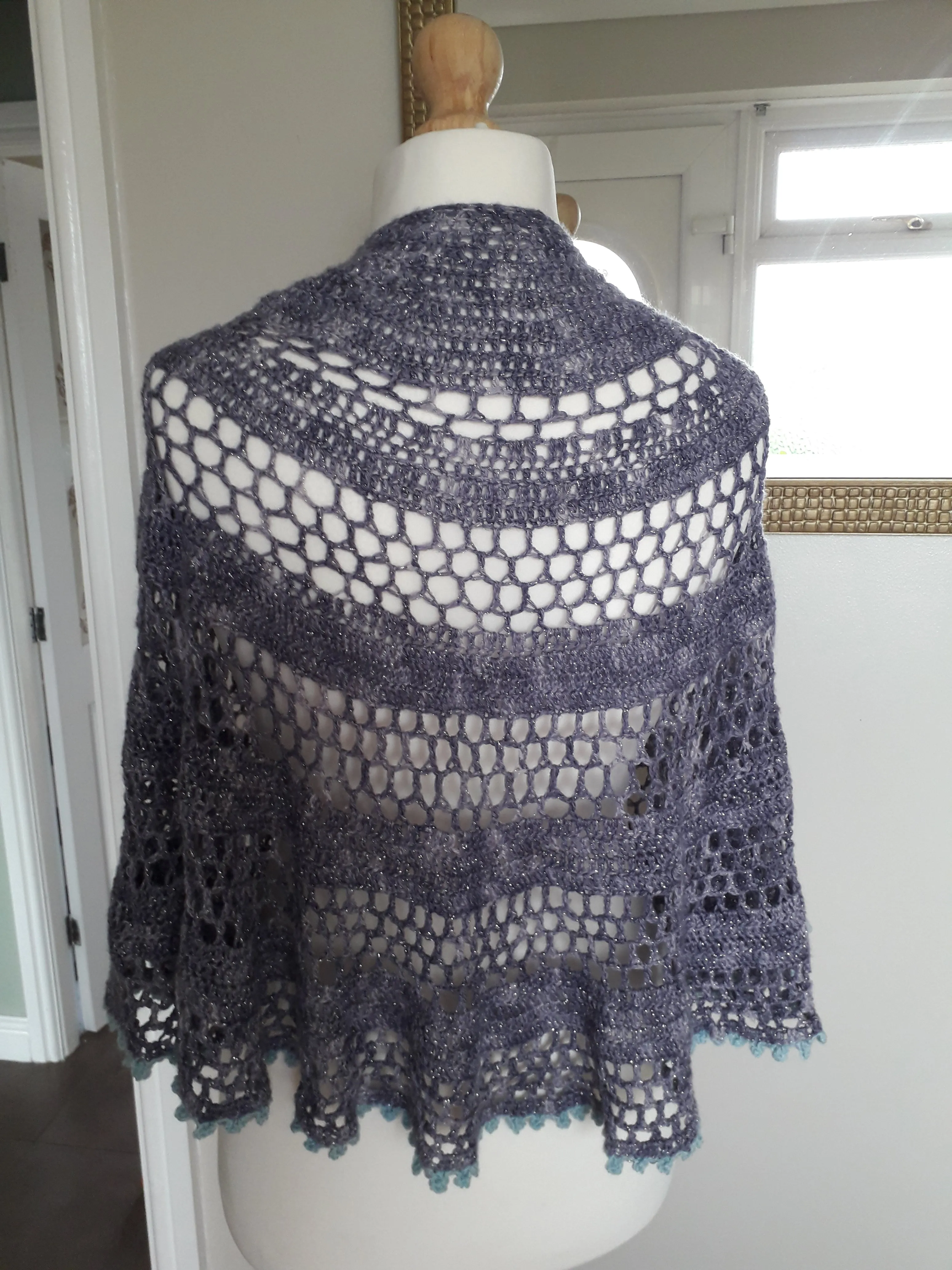 Half circle crochet shawl pattern - Daphne