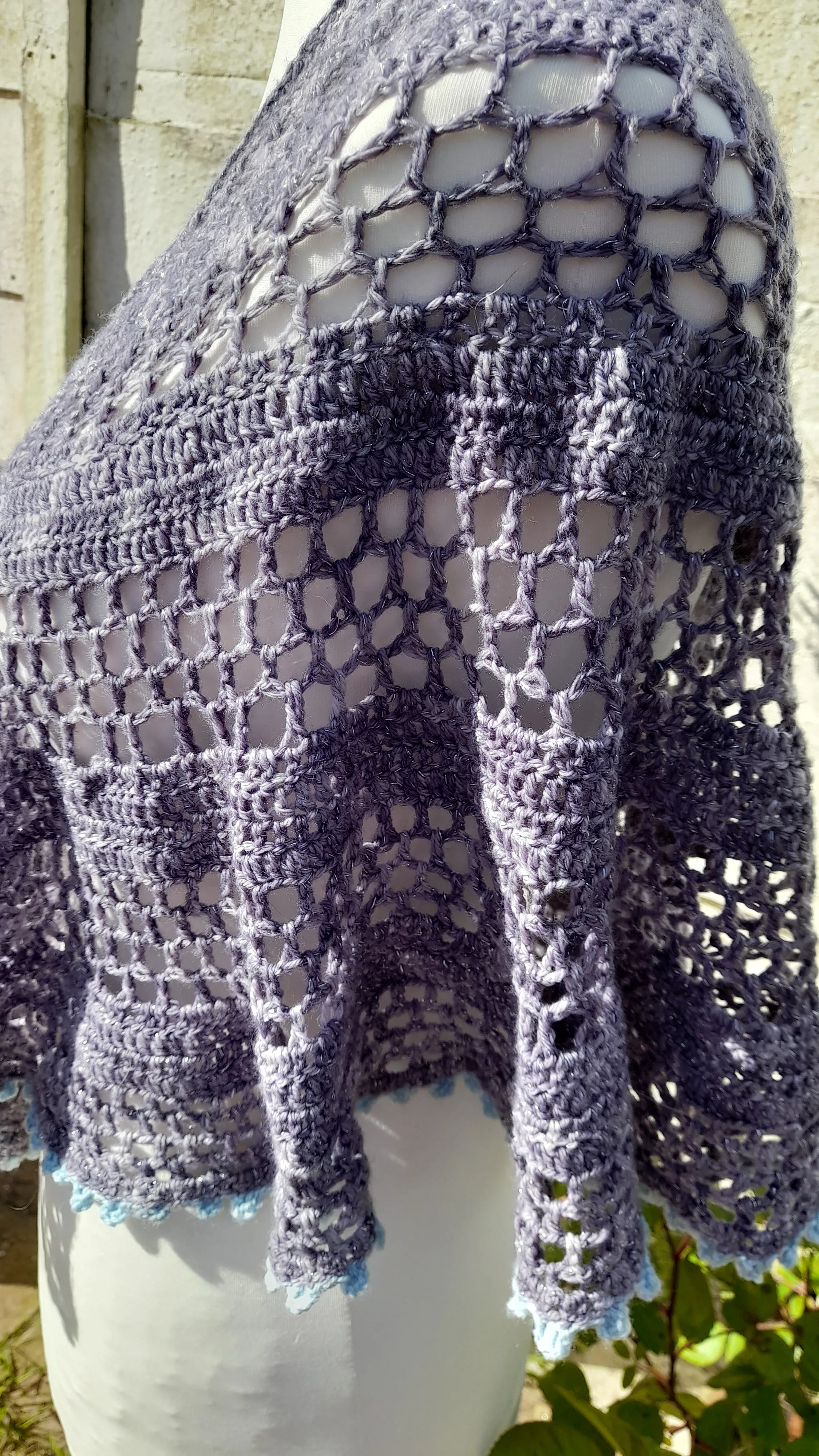 Half circle crochet shawl pattern - Daphne