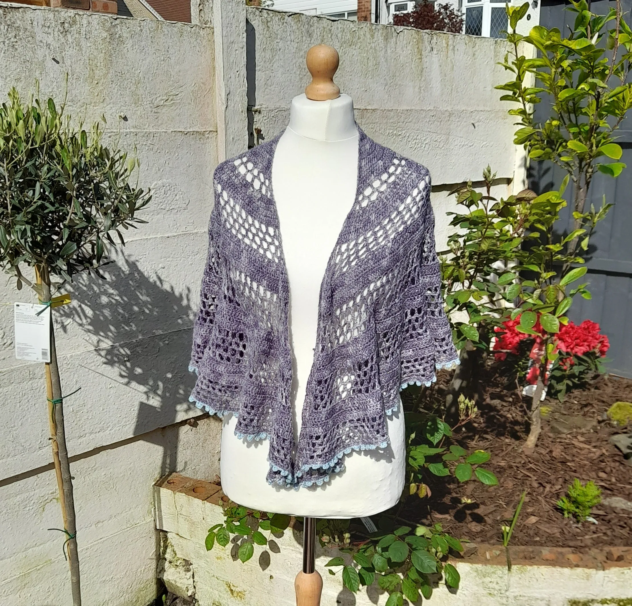 Half circle crochet shawl pattern - Daphne