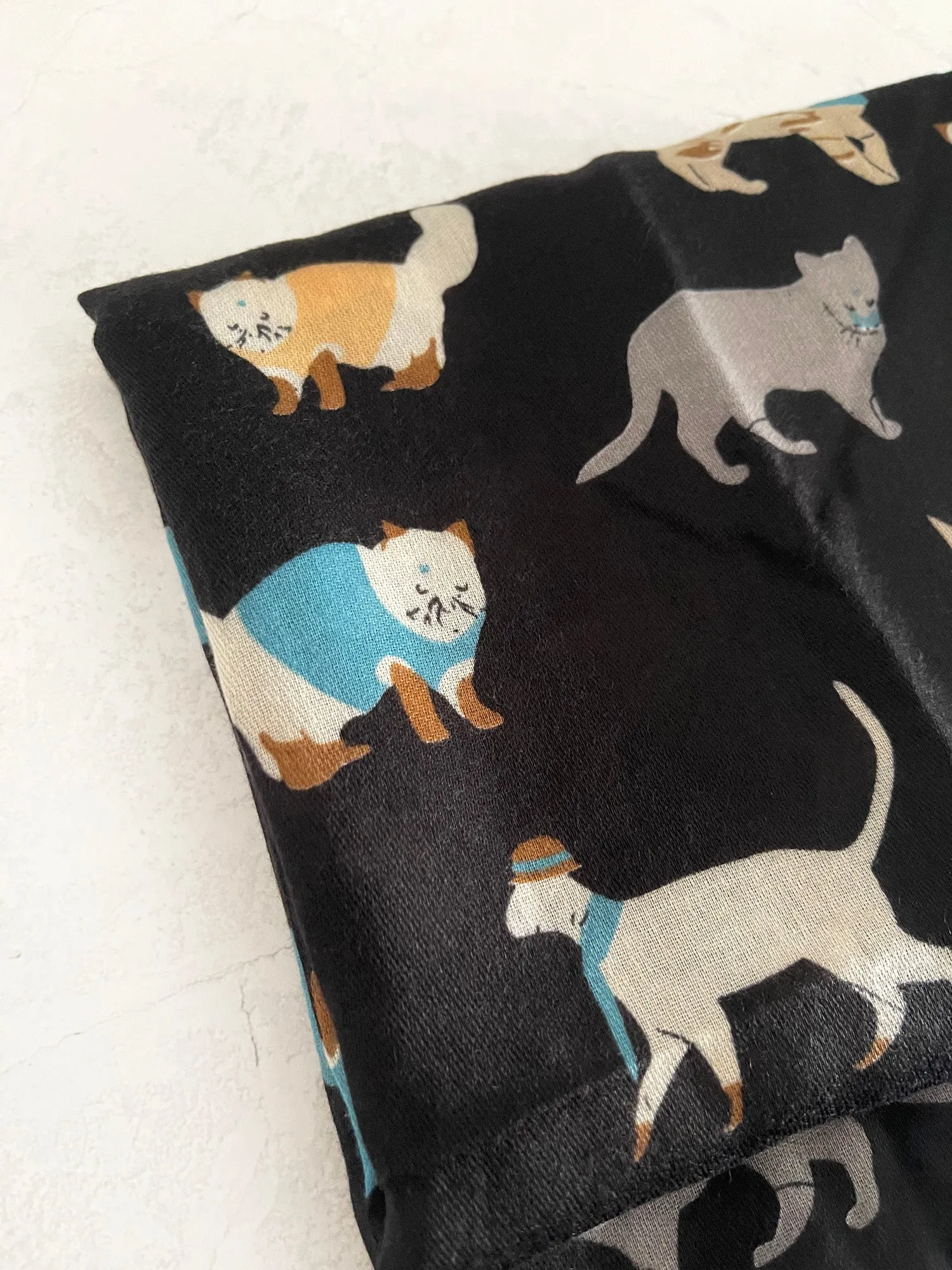 LIGHTWEIGHT BLACK SCARF WITH CATS