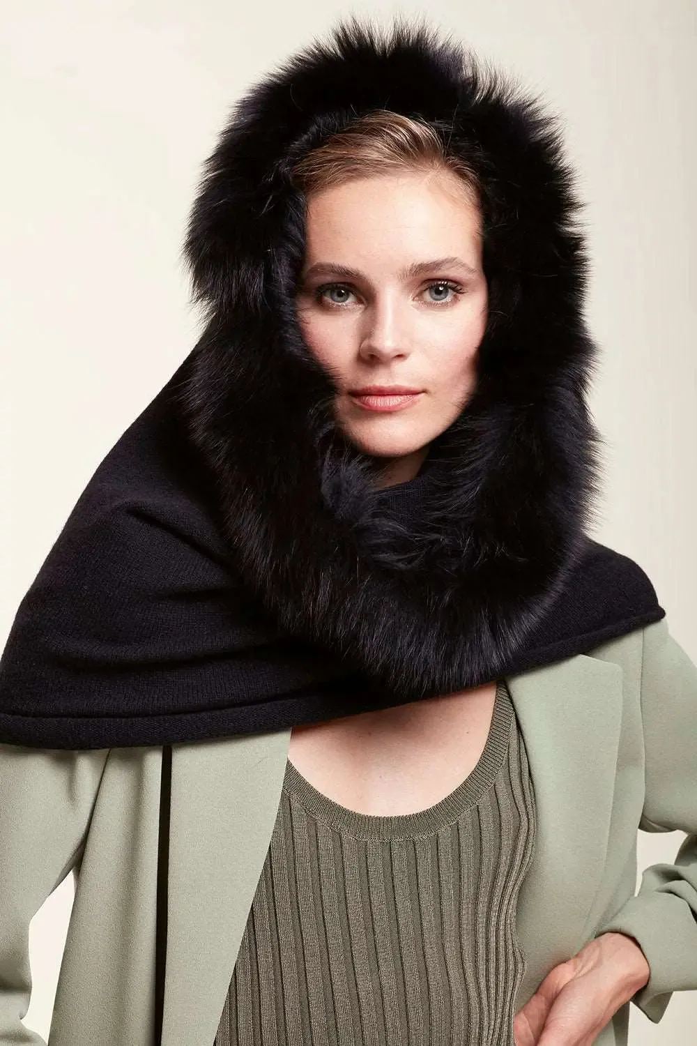 Shawl hood with fur